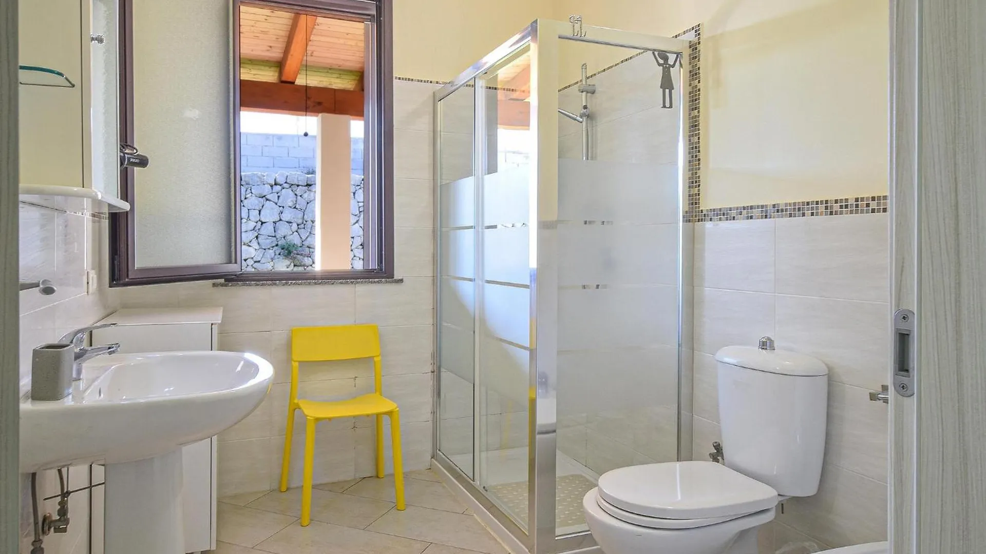 5 Bedroom Gorgeous Home In Brucoli